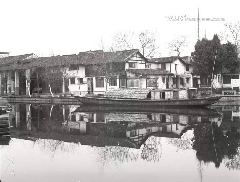 无人,家,横图,黑白,室外,白天,正面,旅游,度假,河流,名胜古迹,水,植物,标志建筑,地标,建筑,中国,亚洲,波纹,遗迹,房屋,屋子,河水,水流,涟漪,古迹,文物,娱乐,建设,古建筑,浙江,楼房,住宅,树,树木,浙江省,倒影,水纹,天空,自然,波浪,天,享受,休闲,旅游胜地,放松,生长,成长,倒映,古文明,东亚,绍兴,中华人民共和国,华东地区,水晕,浙,绍兴市,反照,房子,shcm1