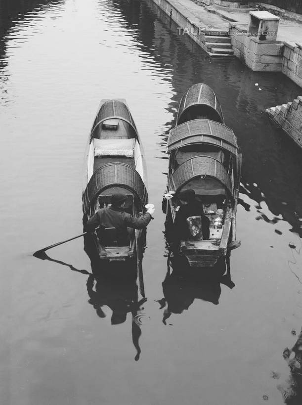 无人,竖图,俯视,黑白,室外,白天,旅游,度假,河流,名胜古迹,水,标志建筑,地标,建筑,船,中国,亚洲,波纹,遗迹,河水,水流,涟漪,古迹,文物,娱乐,建设,古建筑,浙江,浙江省,倒影,水纹,交通工具,波浪,享受,休闲,旅游胜地,放松,倒映,舟,载具,古文明,东亚,绍兴,乌篷船,中华人民共和国,华东地区,水晕,浙,绍兴市,反照,高角度拍摄,shcm1