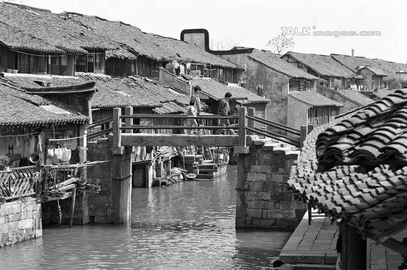 无人,家,横图,黑白,室外,白天,正面,旅游,度假,河流,石头,名胜古迹,水,标志建筑,地标,建筑,中国,亚洲,阴影,波纹,遗迹,光线,石子,瓦片,影子,房屋,屋顶,屋子,河水,水流,桥,涟漪,顶棚,瓦,古迹,文物,娱乐,建设,古建筑,石桥,浙江,楼房,拱桥,住宅,栈桥,浙江省,倒影,水纹,天空,阳光,波浪,天,享受,休闲,旅游胜地,放松,建造,拱形,人行桥,石拱桥,倒映,古文明,东亚,屋瓦,乌镇,桐乡,中华人民共和国,华东地区,水晕,浙,嘉兴,嘉兴市,桐乡市,反照,石块,房子,青墩,乌墩,乌戍,shcm1