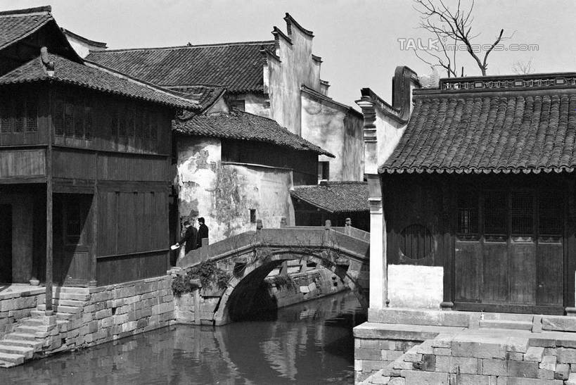 无人,家,横图,黑白,室外,白天,正面,旅游,度假,河流,石头,名胜古迹,水,标志建筑,地标,建筑,中国,亚洲,阴影,波纹,遗迹,光线,石子,影子,房屋,屋子,河水,水流,桥,涟漪,古迹,文物,娱乐,建设,古建筑,石桥,浙江,楼房,拱桥,住宅,栈桥,浙江省,倒影,水纹,天空,阳光,波浪,天,享受,休闲,旅游胜地,放松,拱形,人行桥,石拱桥,倒映,古文明,东亚,乌镇,桐乡,中华人民共和国,华东地区,水晕,浙,嘉兴,嘉兴市,桐乡市,反照,石块,房子,青墩,乌墩,乌戍,shcm1