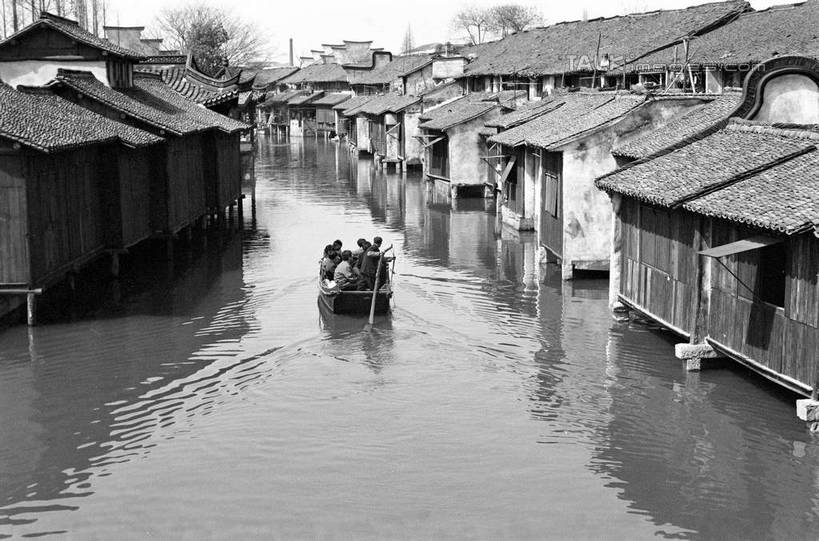 东方人,家,坐,横图,黑白,室外,白天,正面,旅游,度假,河流,名胜古迹,树林,水,植物,标志建筑,地标,建筑,船,中国,亚洲,行人,游客,游人,波纹,服装,遗迹,房屋,屋子,河水,水流,涟漪,许多人,休闲装,黄种人,古迹,文物,娱乐,建设,古建筑,浙江,楼房,路人,旅客,住宅,树,树木,浙江省,衣服,倒影,水纹,天空,自然,交通工具,波浪,天,一群人,享受,休闲,休闲服,旅游胜地,放松,服饰,生长,成长,倒映,舟,载具,古文明,东亚,乌镇,乌篷船,桐乡,中华人民共和国,华东地区,水晕,浙,嘉兴,嘉兴市,桐乡市,反照,过客,男人,男性,年轻男性,年轻女性,女人,女性,亚洲人,坐着,全身,房子,青墩,乌墩,乌戍,shcm1