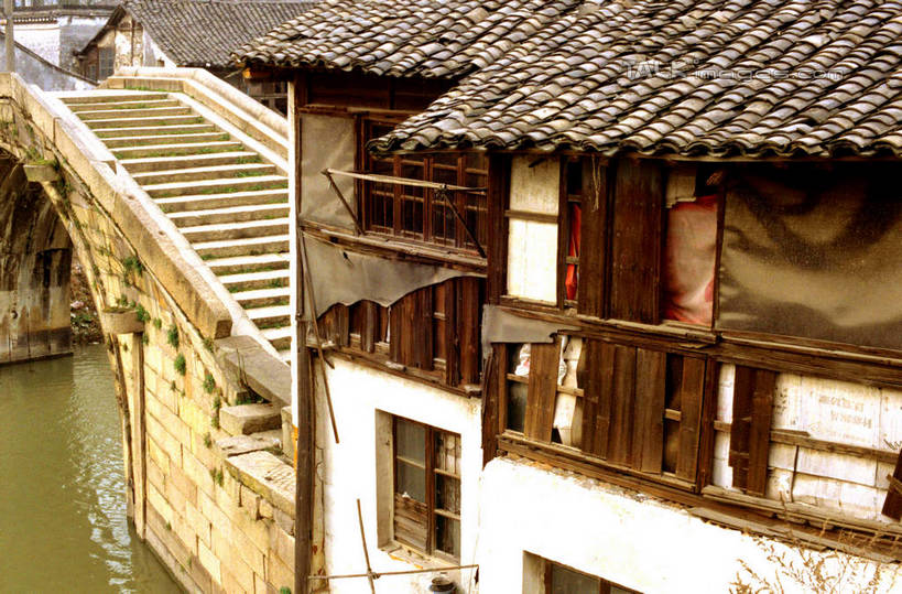 无人,家,横图,俯视,室外,白天,旅游,度假,河流,石头,名胜古迹,水,标志建筑,地标,建筑,中国,亚洲,波纹,遗迹,石子,瓦片,房屋,屋顶,屋子,河水,水流,桥,涟漪,顶棚,瓦,古迹,文物,娱乐,建设,古建筑,石桥,浙江,楼房,拱桥,住宅,栈桥,浙江省,水纹,波浪,享受,休闲,旅游胜地,放松,建造,拱形,人行桥,石拱桥,古文明,东亚,屋瓦,乌镇,桐乡,中华人民共和国,华东地区,水晕,浙,嘉兴,嘉兴市,桐乡市,石块,彩图,高角度拍摄,房子,青墩,乌墩,乌戍,shcm1