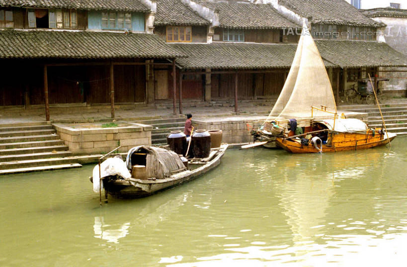 东方人,一个人,家,站,横图,室外,白天,正面,旅游,度假,河流,名胜古迹,水,标志建筑,地标,建筑,船,中国,亚洲,仅一个男性,仅一个人,波纹,服装,遗迹,房屋,屋子,河水,水流,涟漪,休闲装,黄种人,古迹,文物,娱乐,建设,古建筑,浙江,楼房,住宅,浙江省,仅一个年轻男性,衣服,倒影,水纹,交通工具,波浪,站着,享受,休闲,休闲服,旅游胜地,放松,服饰,倒映,舟,载具,古文明,东亚,乌镇,乌篷船,桐乡,中华人民共和国,华东地区,水晕,浙,嘉兴,嘉兴市,桐乡市,反照,男人,男性,年轻男性,亚洲人,站立,彩图,全身,房子,青墩,乌墩,乌戍,shcm1