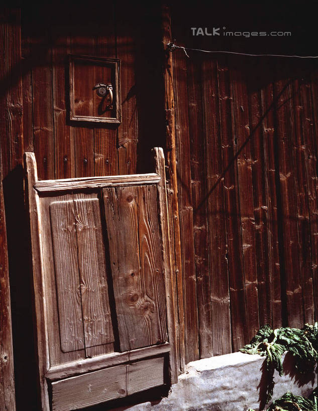 无人,家,竖图,室外,白天,正面,旅游,度假,名胜古迹,门,标志建筑,地标,建筑,中国,亚洲,遗迹,房屋,屋子,古迹,文物,娱乐,建设,古建筑,浙江,楼房,住宅,浙江省,门框,享受,休闲,旅游胜地,放松,古文明,东亚,乌镇,桐乡,中华人民共和国,华东地区,浙,嘉兴,嘉兴市,桐乡市,彩图,房子,青墩,乌墩,乌戍,shcm1