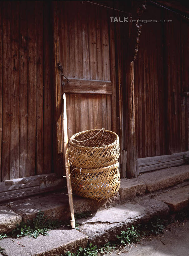 无人,家,交叉,竖图,室外,白天,正面,旅游,度假,名胜古迹,门,标志建筑,地标,建筑,竹子,中国,亚洲,竹制,遗迹,编织,篮子,房屋,屋子,古迹,文物,娱乐,建设,古建筑,浙江,楼房,住宅,浙江省,竹篮,门框,享受,休闲,旅游胜地,放松,竹条,交织,竹制品,古文明,东亚,乌镇,桐乡,中华人民共和国,华东地区,浙,嘉兴,嘉兴市,桐乡市,穿插,彩图,房子,青墩,乌墩,乌戍,shcm1