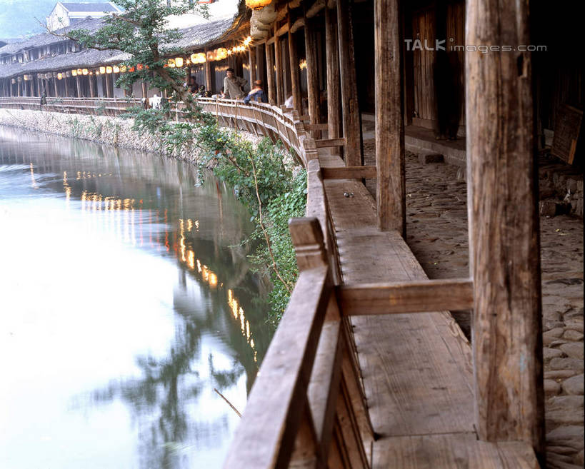 无人,横图,室外,白天,正面,旅游,度假,河流,名胜古迹,水,植物,标志建筑,地标,建筑,中国,亚洲,波纹,遗迹,柱子,河水,水流,走道,走廊,过道,涟漪,古迹,文物,娱乐,建设,古建筑,浙江,树,树木,浙江省,绿色,倒影,水纹,自然,波浪,享受,休闲,旅游胜地,放松,生长,成长,倒映,古文明,东亚,永嘉,岩头镇,丽水街,中华人民共和国,华东地区,水晕,浙,温州,温州市,反照,彩图,永嘉县,shcm1