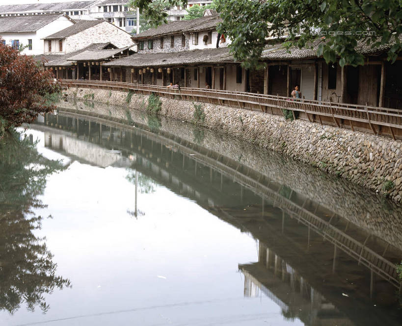 无人,栏杆,横图,室外,白天,正面,旅游,度假,河流,名胜古迹,水,植物,标志建筑,地标,建筑,中国,亚洲,波纹,遗迹,河水,水流,围栏,走道,走廊,过道,涟漪,古迹,文物,娱乐,建设,古建筑,浙江,护栏,树,树木,浙江省,绿色,倒影,水纹,自然,波浪,享受,休闲,旅游胜地,放松,生长,成长,倒映,古文明,东亚,永嘉,岩头镇,丽水街,中华人民共和国,华东地区,水晕,浙,温州,温州市,反照,彩图,永嘉县,shcm1