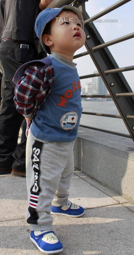 东方人,儿童,一个人,栏杆,站,竖图,室外,白天,侧面,纯洁,帽子,亚洲,仅一个男性,仅一个人,阴影,服装,光线,影子,围栏,注视,休闲装,黄种人,护栏,小孩,衣服,阳光,遮阳帽,观察,看,站着,仅一个小孩,休闲,休闲服,可爱,童年,童趣,服饰,观看,察看,关注,童真,烂漫,无邪,背手,天真,男孩,男人,男性,亚洲人,孩子,抬头,仰头,站立,彩图,全身,男生,shcy1