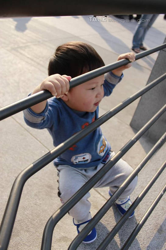 东方人,儿童,一个人,栏杆,站,竖图,俯视,室外,白天,纯洁,亚洲,仅一个男性,仅一个人,握,阴影,服装,光线,影子,围栏,注视,休闲装,黄种人,护栏,小孩,衣服,阳光,观察,看,站着,仅一个小孩,休闲,休闲服,可爱,童年,童趣,握着,服饰,观看,察看,关注,童真,烂漫,无邪,天真,男孩,男人,男性,亚洲人,孩子,站立,彩图,高角度拍摄,全身,男生,shcy1