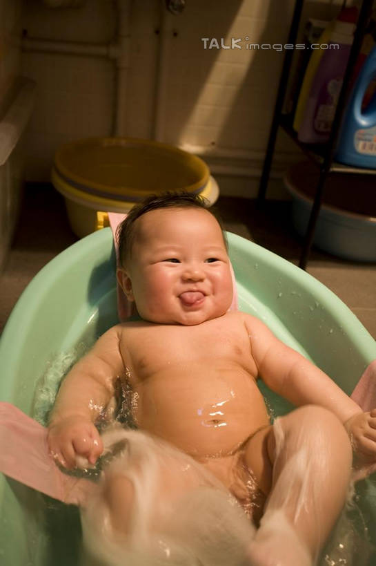 东方人,婴儿,儿童,一个人,躺,竖图,俯视,室内,白天,洗澡,纯洁,安全,亚洲,仅一个人,阴影,反射,纺织物,影子,防护,注视,黄种人,干净,裸露,小孩,容器,毛巾,观察,看,清洁,享受,健康,浴盆,放松,可爱,保健,活泼,观看,储藏,保暖,保护,察看,卫生,储存,关注,宝宝,裸,澡盆,保险,透气,纯真,烂漫,无邪,防水,保全,周全,安稳,安定,泡汤,储水,耐磨,吸水,卧着,伶俐,平安,天真,亚洲人,孩子,躺着,卧,半身,彩图,高角度拍摄,沐浴,婴儿浴盆,贮存,shcy1