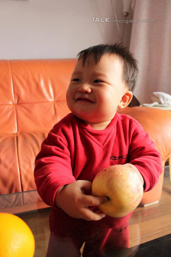 东方人,婴儿,儿童,一个人,客厅,站,竖图,室内,白天,正面,婴儿服装,纯洁,沙发,苹果,水果,亚洲,仅一个人,握,服装,新鲜,生食,食品,果实,拿,拿着,扭头,注视,黄种人,食物,小孩,衣服,红色,观察,看,站着,转头,可爱,握着,服饰,活泼,有机食品,绿色食品,观看,察看,起居室,衣着,穿着,关注,宝宝,纯真,烂漫,无邪,衣饰,客堂,伶俐,天真,亚洲人,孩子,站立,半身,彩图,婴儿服,皮沙发,shcy1