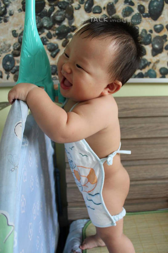 东方人,婴儿,儿童,一个人,站,笑,大笑,竖图,室内,白天,侧面,婴儿服装,兴奋,纯洁,亚洲,仅一个人,墙,注视,黄种人,墙壁,墙面,小孩,观察,看,站着,张嘴,肚兜,可爱,搭,活泼,观看,察看,搭着,关注,宝宝,张大嘴巴,纯真,烂漫,无邪,哈哈大笑,伶俐,天真,亚洲人,孩子,张开嘴,站立,半身,彩图,婴儿服,高兴,狂笑,shcy1