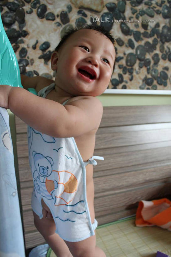 东方人,婴儿,儿童,一个人,站,笑,大笑,竖图,室内,白天,侧面,婴儿服装,兴奋,纯洁,亚洲,仅一个人,墙,扭头,注视,黄种人,墙壁,墙面,小孩,观察,看,站着,张嘴,转头,肚兜,可爱,搭,活泼,观看,察看,搭着,关注,宝宝,张大嘴巴,纯真,烂漫,无邪,哈哈大笑,伶俐,天真,亚洲人,孩子,张开嘴,站立,半身,彩图,婴儿服,高兴,狂笑,shcy1