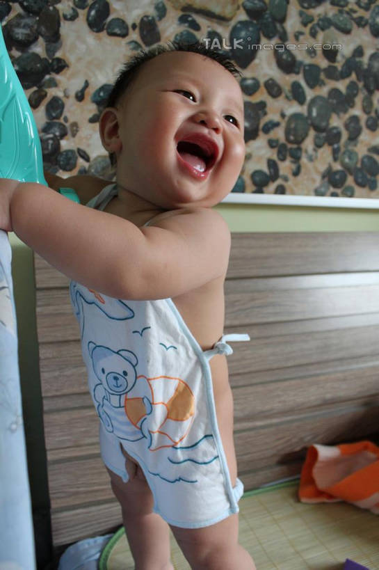 东方人,婴儿,儿童,一个人,站,笑,大笑,竖图,室内,白天,侧面,婴儿服装,兴奋,纯洁,亚洲,仅一个人,墙,扭头,注视,黄种人,墙壁,墙面,小孩,观察,看,站着,张嘴,转头,肚兜,可爱,搭,活泼,观看,察看,搭着,关注,宝宝,张大嘴巴,纯真,烂漫,无邪,哈哈大笑,伶俐,天真,亚洲人,孩子,张开嘴,站立,半身,彩图,婴儿服,高兴,狂笑,shcy1