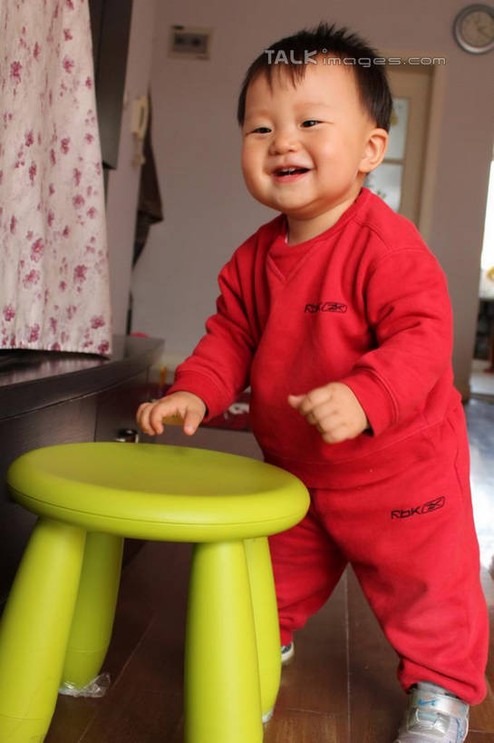 东方人,婴儿,儿童,一个人,站,笑,微笑,竖图,室内,白天,正面,婴儿服装,纯洁,地板,椅子,亚洲,仅一个人,服装,塑料,地面,注视,黄种人,木地板,小孩,衣服,红色,塑料制品,观察,看,站着,可爱,服饰,活泼,观看,察看,衣着,穿着,关注,宝宝,纯真,烂漫,无邪,衣饰,伶俐,天真,亚洲人,孩子,站立,半身,彩图,婴儿服,shcy1