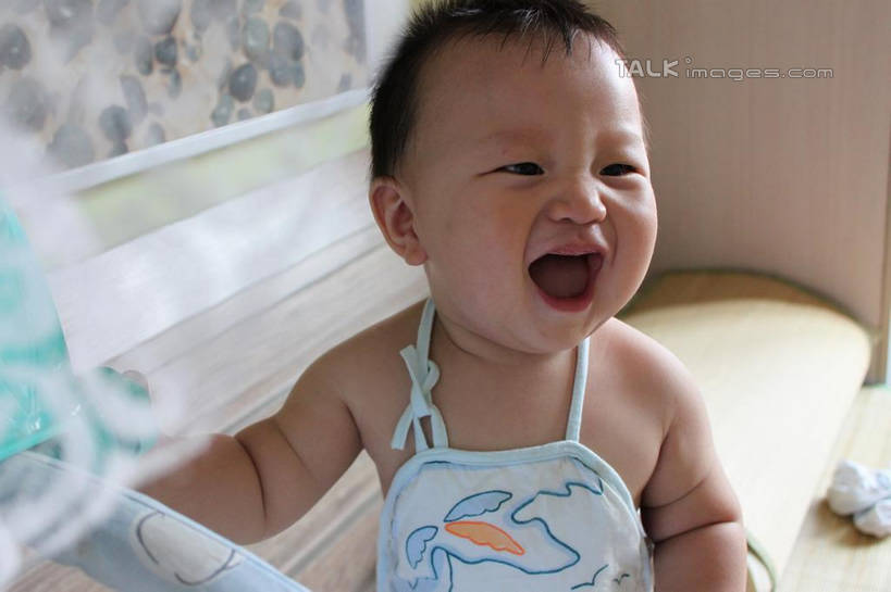 东方人,婴儿,儿童,一个人,站,横图,室内,白天,正面,婴儿服装,纯洁,亚洲,仅一个人,墙,注视,黄种人,墙壁,墙面,小孩,观察,看,站着,张嘴,肚兜,可爱,活泼,观看,察看,关注,宝宝,张大嘴巴,纯真,烂漫,无邪,伶俐,天真,亚洲人,孩子,张开嘴,站立,半身,彩图,婴儿服,shcy1