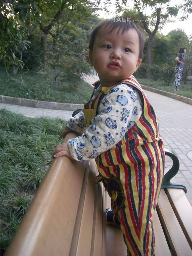 东方人,婴儿,儿童,一个人,站,竖图,室外,白天,侧面,纯洁,草地,草坪,植物,椅子,亚洲,仅一个人,服装,裤子,木椅,扭头,注视,休闲装,黄种人,草,树,树木,小孩,衣服,绿色,自然,观察,看,站着,转头,休闲,休闲服,背带裤,可爱,搭,服饰,活泼,生长,成长,观看,察看,搭着,关注,宝宝,纯真,烂漫,无邪,饭单裤,工装裤,伶俐,天真,亚洲人,孩子,站立,半身,彩图,shcy1
