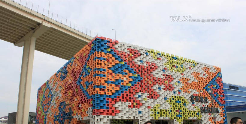 东方人,站,横图,彩色,室外,白天,仰视,度假,美景,城市风光,标志建筑,城市,地标,建筑,上海,中国,亚洲,行人,游客,游人,服装,墙,景观,许多人,休闲装,黄种人,娱乐,建设,路人,旅客,墙壁,墙面,衣服,天空,天,站着,一群人,享受,休闲,休闲服,上海世博馆,世博馆,上海世博会,世博,世博会,景色,放松,服饰,塞尔维亚馆,五颜六色,色彩斑斓,申,五彩缤纷,东亚,世博园,上海市,中华人民共和国,沪,华东地区,五彩斑斓,五光十色,过客,男人,男性,年轻男性,年轻女性,女人,女性,亚洲人,站立,半身,彩图,低角度拍摄,塞尔维亚国家馆,shcy1