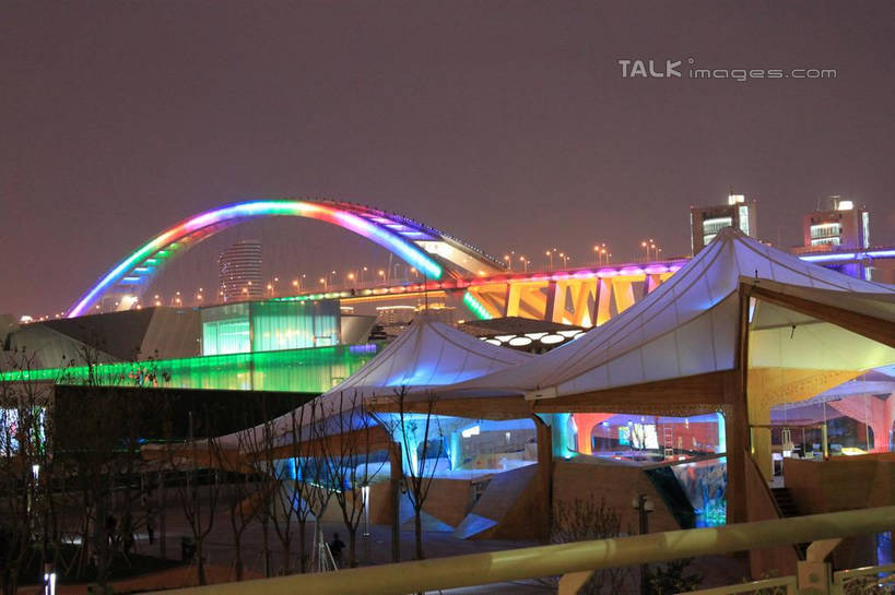 无人,横图,彩色,室外,夜晚,正面,度假,美景,城市风光,标志建筑,城市,大桥,地标,建筑,立交桥,霓虹灯,桥梁,夜景,上海,中国,亚洲,阴影,光线,伞,影子,雨伞,遮阳伞,景观,高架,斜拉桥,桥,灯光,七彩,娱乐,光源,阳伞,建设,黄浦江,浦东,霓虹,灯,享受,休闲,卢浦大桥,上海世博馆,世博馆,挪威馆,上海世博会,世博,世博会,景色,放松,申,太阳伞,照明设备,浦西,东亚,世博园,上海市,中华人民共和国,沪,华东地区,氖灯,彩图,挪威国家馆,shcy1