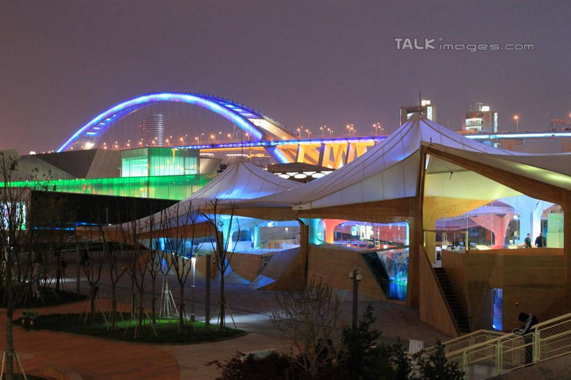 无人,横图,彩色,室外,夜晚,正面,度假,美景,城市风光,标志建筑,城市,大桥,地标,建筑,立交桥,霓虹灯,桥梁,夜景,上海,中国,亚洲,阴影,光线,伞,影子,雨伞,遮阳伞,景观,高架,斜拉桥,桥,灯光,七彩,娱乐,光源,阳伞,建设,黄浦江,浦东,霓虹,灯,享受,休闲,卢浦大桥,上海世博馆,世博馆,挪威馆,上海世博会,世博,世博会,景色,放松,申,太阳伞,照明设备,浦西,东亚,世博园,上海市,中华人民共和国,沪,华东地区,氖灯,彩图,挪威国家馆,shcy1