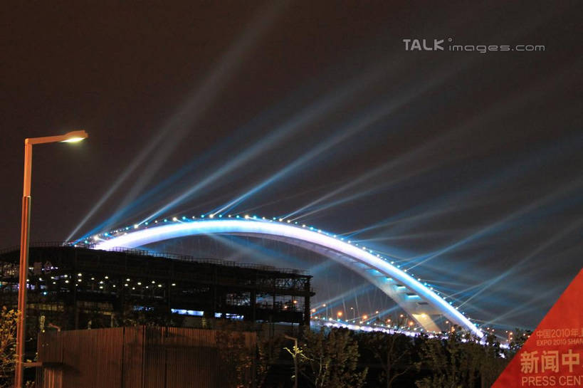 无人,横图,室外,夜晚,正面,度假,美景,城市风光,标志建筑,城市,大桥,地标,建筑,立交桥,路灯,桥梁,夜景,照明,上海,中国,亚洲,阴影,光线,标志,文字,影子,字符,景观,高架,斜拉桥,桥,灯光,娱乐,标识,建设,黄浦江,浦东,灯,享受,休闲,卢浦大桥,上海世博馆,世博馆,上海世博会,世博,世博会,汉字,景色,放松,照亮,申,照明设备,中文,浦西,东亚,世博园,上海市,中华人民共和国,沪,华东地区,国文,华文,彩图,shcy1