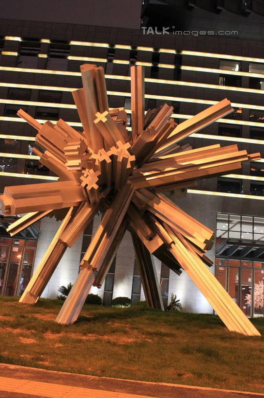 无人,竖图,室外,夜晚,正面,度假,草地,草坪,美景,植物,城市风光,标志建筑,城市,地标,建筑,路灯,夜景,照明,雕塑,上海,中国,亚洲,阴影,艺术,装饰,光线,雕刻,雕像,影子,景观,灯光,娱乐,建设,灯,草,绿色,工艺品,享受,休闲,世博新闻中心,世博中心,上海世博馆,世博馆,上海世博会,世博,世博会,景色,放松,纪念,照亮,美术,申,照明设备,主题,陈列,东亚,世博园,上海市,中华人民共和国,沪,华东地区,功能,美学,彩图,shcy1