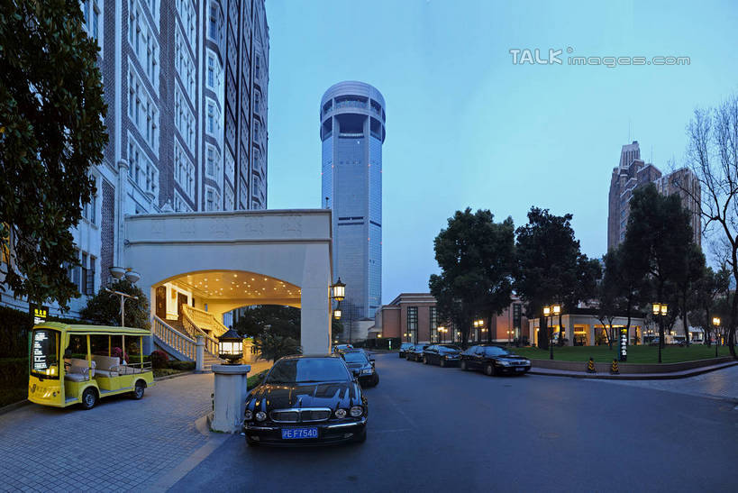 无人,餐厅,高楼大厦,横图,室外,白天,正面,度假,草地,草坪,美景,植物,城市风光,标志建筑,城市,大厦,地标,建筑,路灯,摩天大楼,公共汽车,照明,上海,中国,亚洲,阴影,光线,影子,景观,灯光,巴士,公交车,娱乐,建设,车,灯,草,树,树木,蓝色,绿色,蓝天,天空,自然,交通工具,轿车,天,享受,休闲,景色,放松,生长,晴朗,成长,照亮,申,照明设备,载具,卢湾区,东亚,锦江饭店,上海市,万里无云,中华人民共和国,沪,华东地区,晴空,晴空万里,彩图,餐馆,大楼,饭店,饭馆,高层建筑,高楼,摩天楼,茂名南路,shgcy1