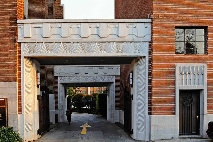 东方人,一个人,餐厅,高楼大厦,走,横图,室外,白天,正面,度假,美景,植物,窗户,门,城市风光,标志建筑,城市,大厦,道路,地标,建筑,路,摩天大楼,公路,上海,中国,亚洲,仅一个年轻女性,仅一个女性,仅一个人,服装,墙,景观,交通,休闲装,黄种人,方向,娱乐,建设,玻璃窗,箭头,墙壁,墙面,树,树木,衣服,绿色,天空,自然,门框,天,享受,休闲,休闲服,景色,放松,服饰,生长,成长,申,指向,卢湾区,东亚,锦江饭店,上海市,中华人民共和国,沪,华东地区,簇,年轻女性,女人,女性,亚洲人,马路,步行,散步,走路,彩图,全身,餐馆,大楼,饭店,饭馆,高层建筑,高楼,摩天楼,茂名南路,shgcy1