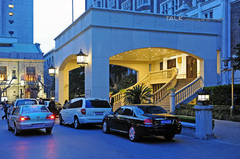 无人,餐厅,高楼大厦,栏杆,横图,室外,白天,正面,度假,美景,植物,楼梯,城市风光,标志建筑,城市,大厦,地标,建筑,路灯,摩天大楼,汽车,照明,上海,中国,亚洲,阴影,光线,扶手,影子,阶梯,景观,灯光,娱乐,建设,护栏,台阶,车,灯,树,树木,绿色,自然,交通工具,轿车,享受,休闲,景色,放松,生长,成长,照亮,申,照明设备,载具,卢湾区,东亚,锦江饭店,上海市,中华人民共和国,沪,华东地区,彩图,餐馆,大楼,饭店,饭馆,高层建筑,高楼,摩天楼,茂名南路,shgcy1