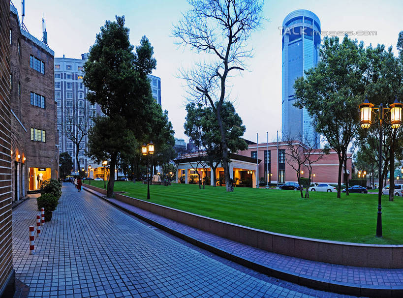 无人,餐厅,高楼大厦,横图,室外,白天,正面,度假,草地,草坪,美景,植物,城市风光,标志建筑,城市,大厦,地标,建筑,路灯,摩天大楼,照明,上海,中国,亚洲,阴影,光线,影子,景观,灯光,娱乐,建设,灯,草,树,树木,蓝色,绿色,蓝天,天空,自然,天,享受,休闲,景色,放松,生长,晴朗,成长,照亮,申,照明设备,卢湾区,东亚,锦江饭店,上海市,万里无云,中华人民共和国,沪,华东地区,晴空,晴空万里,彩图,餐馆,大楼,饭店,饭馆,高层建筑,高楼,摩天楼,茂名南路,shgcy1