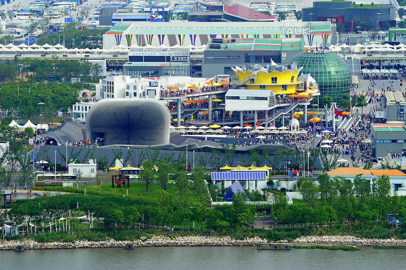 无人,高楼大厦,横图,俯视,航拍,室外,白天,度假,草地,草坪,河流,美景,水,植物,城市风光,标志建筑,城市,大厦,地标,建筑,摩天大楼,上海,中国,亚洲,河水,景观,水流,娱乐,建设,草,树,树木,绿色,自然,享受,休闲,上海世博馆,世博馆,英国馆,荷兰馆,上海世博会,世博,世博会,景色,放松,生长,成长,申,鸟瞰,东亚,世博园,上海市,中华人民共和国,沪,华东地区,种子圣殿,彩图,高角度拍摄,大楼,高层建筑,高楼,摩天楼,荷兰国家馆,shgcy1