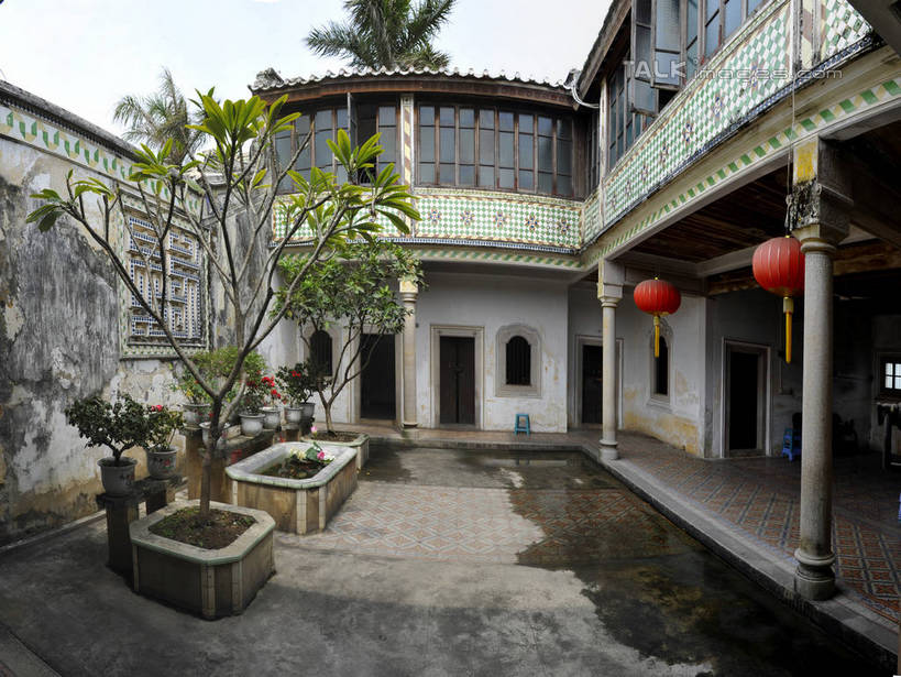 无人,家,横图,室外,白天,正面,旅游,度假,名胜古迹,植物,标志建筑,地标,建筑,照明,中国,亚洲,吊挂,悬挂,遗迹,灯笼,纸灯笼,房屋,屋子,挂,古迹,文物,娱乐,建设,古建筑,楼房,住宅,树,树木,红色,绿色,天空,自然,灯具,天,享受,休闲,旅游胜地,放松,生长,成长,照亮,照明设备,古文明,东亚,广东,陈慈黉故居,广东省,隆都镇,前美村,汕头市,中华人民共和国,华南地区,粤,汕头,彩图,房子,澄海,澄海区,shgcy1