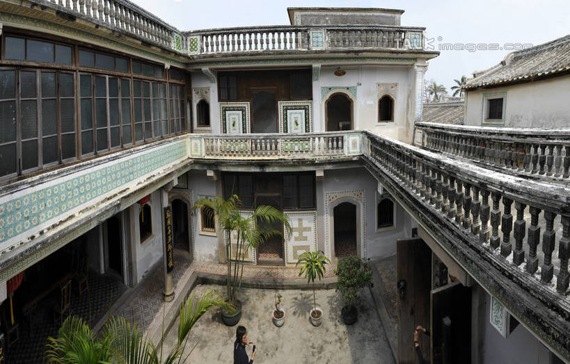 无人,家,栏杆,横图,俯视,室外,白天,旅游,度假,名胜古迹,植物,标志建筑,地标,建筑,中国,亚洲,遗迹,房屋,墙,屋子,围栏,古迹,文物,娱乐,建设,古建筑,护栏,楼房,墙壁,墙面,住宅,树,树木,绿色,自然,享受,休闲,旅游胜地,放松,生长,成长,古文明,东亚,广东,陈慈黉故居,广东省,隆都镇,前美村,汕头市,中华人民共和国,华南地区,粤,汕头,彩图,高角度拍摄,房子,澄海,澄海区,shgcy1