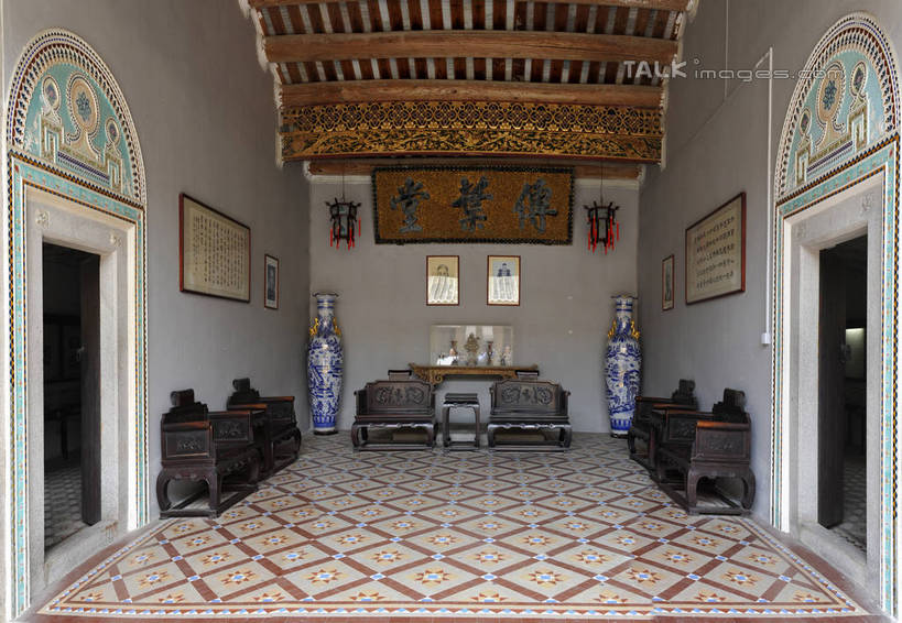 无人,家,横图,室内,白天,正面,旅游,度假,名胜古迹,门,桌面,桌子,标志建筑,地标,建筑,花瓶,椅子,雕塑,中国,亚洲,遗迹,艺术,装饰,木制,标志,雕刻,牌匾,文字,字符,陶瓷,房屋,木椅,木桌,墙,屋子,陶瓷制品,古迹,文化,文物,娱乐,标识,建设,古建筑,楼房,墙壁,墙面,住宅,木制品,瓶子,工艺品,门框,享受,休闲,汉字,旅游胜地,放松,纪念,美术,中文,主题,陈列,古文明,东亚,广东,陈慈黉故居,广东省,隆都镇,前美村,汕头市,中华人民共和国,华南地区,功能,美学,粤,国文,华文,汕头,彩图,房子,澄海,澄海区,木桌子,shgcy1