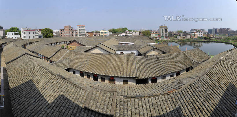 无人,家,横图,室外,白天,正面,旅游,度假,湖,湖泊,名胜古迹,水,植物,标志建筑,地标,建筑,中国,亚洲,阴影,遗迹,光线,瓦片,影子,房屋,屋顶,屋子,湖面,水流,水面,顶棚,瓦,古迹,文物,娱乐,建设,古建筑,楼房,住宅,树,树木,蓝色,绿色,蓝天,天空,阳光,自然,湖水,天,享受,休闲,旅游胜地,放松,建造,生长,晴朗,成长,古文明,东亚,屋瓦,广东,广东省,梅州,万里无云,中华人民共和国,华南地区,粤,梅州市,晴空,晴空万里,彩图,房子,shgcy1