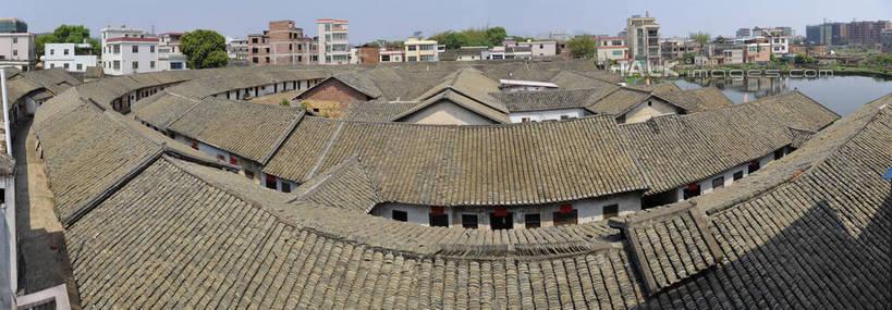 无人,家,横图,室外,白天,正面,旅游,度假,湖,湖泊,名胜古迹,水,植物,标志建筑,地标,建筑,中国,亚洲,阴影,遗迹,光线,瓦片,影子,房屋,屋顶,屋子,湖面,水流,水面,顶棚,瓦,古迹,文物,娱乐,建设,古建筑,楼房,住宅,树,树木,蓝色,绿色,蓝天,天空,阳光,自然,湖水,天,享受,休闲,旅游胜地,放松,建造,生长,晴朗,成长,古文明,东亚,屋瓦,广东,广东省,梅州,万里无云,中华人民共和国,华南地区,粤,梅州市,晴空,晴空万里,彩图,房子,shgcy1