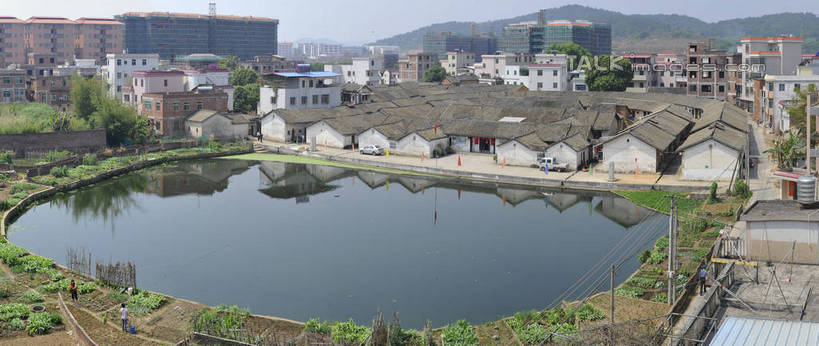 无人,家,横图,室外,白天,正面,旅游,度假,湖,湖泊,名胜古迹,水,植物,标志建筑,地标,建筑,中国,亚洲,阴影,遗迹,光线,瓦片,影子,房屋,屋顶,屋子,湖面,水流,水面,顶棚,瓦,古迹,文物,娱乐,建设,古建筑,楼房,住宅,树,树木,蓝色,绿色,蓝天,天空,阳光,自然,湖水,天,享受,休闲,旅游胜地,放松,建造,生长,晴朗,成长,古文明,东亚,屋瓦,广东,广东省,梅州,万里无云,中华人民共和国,华南地区,粤,梅州市,晴空,晴空万里,彩图,房子,shgcy1