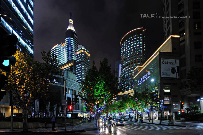 无人,高楼大厦,横图,室外,夜晚,仰视,度假,安全,美景,植物,城市风光,标志建筑,城市,大厦,道路,地标,建筑,路,路灯,摩天大楼,人行横道,夜景,公路,汽车,照明,上海,中国,亚洲,阴影,光线,影子,景观,红绿灯,人行道,灯光,信号灯,交通,娱乐,建设,车,灯,树,树木,绿色,自然,交通工具,轿车,享受,休闲,景色,放松,警示,生长,成长,大上海时代广场,淮海路,照亮,申,照明设备,提示,载具,人行横道线,流通,卢湾区,东亚,淮海中路,上海市,交通信号灯,行人信号灯,中华人民共和国,沪,华东地区,斑马线,马路,彩图,低角度拍摄,大楼,高层建筑,高楼,摩天楼,shgcy1