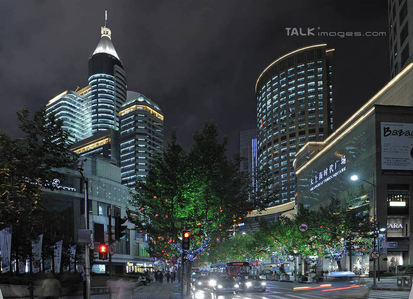 无人,高楼大厦,横图,室外,夜晚,仰视,度假,安全,美景,植物,城市风光,标志建筑,城市,大厦,道路,地标,建筑,路,路灯,摩天大楼,人行横道,夜景,公路,汽车,照明,上海,中国,亚洲,阴影,光线,影子,景观,红绿灯,人行道,灯光,信号灯,交通,娱乐,建设,车,灯,树,树木,绿色,自然,交通工具,轿车,享受,休闲,景色,放松,警示,生长,成长,大上海时代广场,淮海路,照亮,申,照明设备,提示,载具,人行横道线,流通,卢湾区,东亚,淮海中路,上海市,交通信号灯,行人信号灯,中华人民共和国,沪,华东地区,斑马线,马路,彩图,低角度拍摄,大楼,高层建筑,高楼,摩天楼,shgcy1