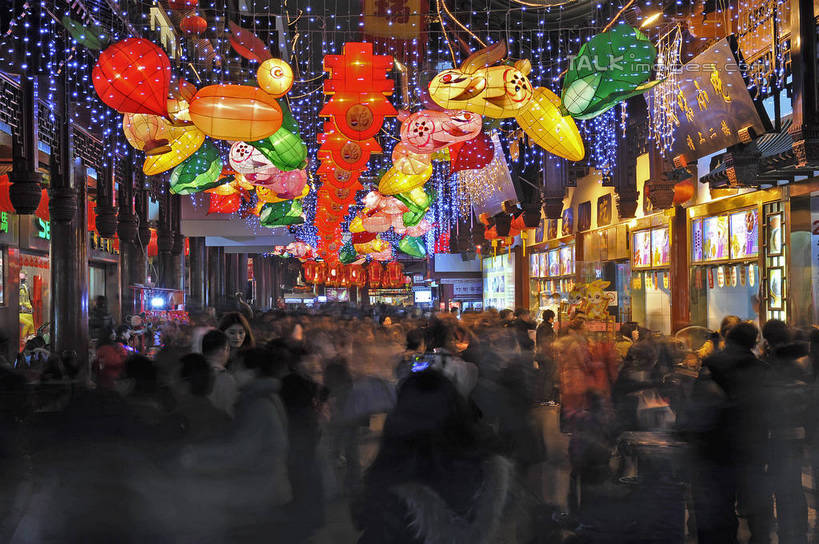 东方人,走,横图,室外,夜晚,正面,旅游,度假,名胜古迹,标志建筑,地标,建筑,夜景,照明,上海,中国,亚洲,行人,游客,游人,阴影,服装,朦胧,模糊,遗迹,装饰,光线,彩灯,灯笼,影子,纸灯笼,灯光,许多人,休闲装,黄种人,古迹,文物,娱乐,建设,古建筑,路人,旅客,灯,衣服,灯具,九曲桥,豫园,一群人,享受,休闲,休闲服,旅游胜地,放松,服饰,花灯,华丽,修饰,照亮,点缀,申,照明设备,黄浦区,古文明,东亚,上海市,中华人民共和国,沪,华东地区,衬托,美观,雅致,雅观,过客,上海九曲桥,男人,男性,年轻男性,年轻女性,女人,女性,亚洲人,步行,散步,走路,半身,彩图,shgcy1