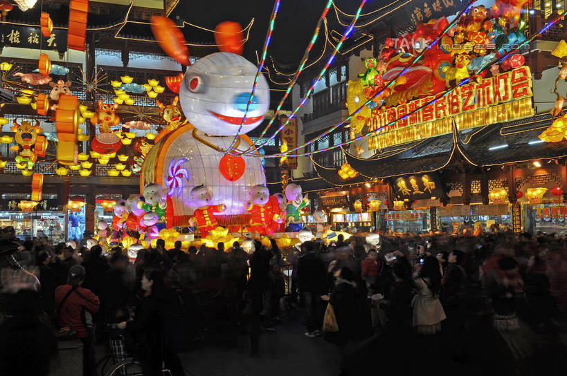 东方人,走,横图,室外,夜晚,正面,旅游,度假,名胜古迹,标志建筑,地标,建筑,夜景,照明,上海,中国,亚洲,行人,游客,游人,阴影,服装,朦胧,模糊,遗迹,装饰,光线,彩灯,灯笼,影子,纸灯笼,灯光,许多人,休闲装,黄种人,古迹,文物,娱乐,建设,古建筑,路人,旅客,灯,衣服,灯具,九曲桥,豫园,一群人,享受,休闲,休闲服,旅游胜地,放松,服饰,花灯,华丽,修饰,照亮,点缀,申,照明设备,黄浦区,古文明,东亚,上海市,中华人民共和国,沪,华东地区,衬托,美观,雅致,雅观,过客,上海九曲桥,男人,男性,年轻男性,年轻女性,女人,女性,亚洲人,步行,散步,走路,半身,彩图,shgcy1