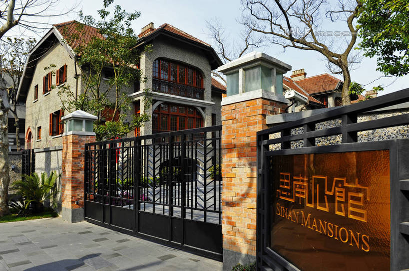 无人,家,横图,室外,白天,正面,旅游,度假,美景,别墅,门,城市风光,标志建筑,城市,地标,建筑,上海,中国,亚洲,阴影,光线,英文,标志,文字,影子,字符,字母,房屋,墙,屋子,景观,公寓,娱乐,标识,建设,洋房,楼房,墙壁,墙面,住宅,蓝色,蓝天,天空,阳光,门框,天,享受,休闲,汉字,景色,放松,晴朗,英文字母,申,中文,卢湾区,东亚,思南公馆,思南路,上海市,万里无云,中华人民共和国,沪,华东地区,国文,华文,晴空,晴空万里,彩图,房子,马斯南路,shgcy1