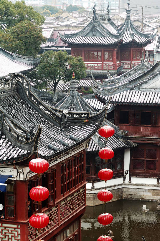 无人,竖图,室外,白天,正面,旅游,度假,湖,湖泊,名胜古迹,水,雪,植物,大雪,标志建筑,地标,建筑,照明,上海,中国,亚洲,吊挂,悬挂,遗迹,灯笼,瓦片,纸灯笼,屋顶,湖面,积雪,水流,水面,雪景,冬季,冬天,挂,顶棚,瓦,古迹,文物,娱乐,建设,古建筑,树,树木,红色,绿色,自然,灯具,九曲桥,豫园,湖水,享受,休闲,旅游胜地,放松,寒冷,建造,生长,成长,照亮,申,照明设备,黄浦区,古文明,东亚,屋瓦,上海市,中华人民共和国,沪,华东地区,严寒,上海九曲桥,彩图,shgcy1