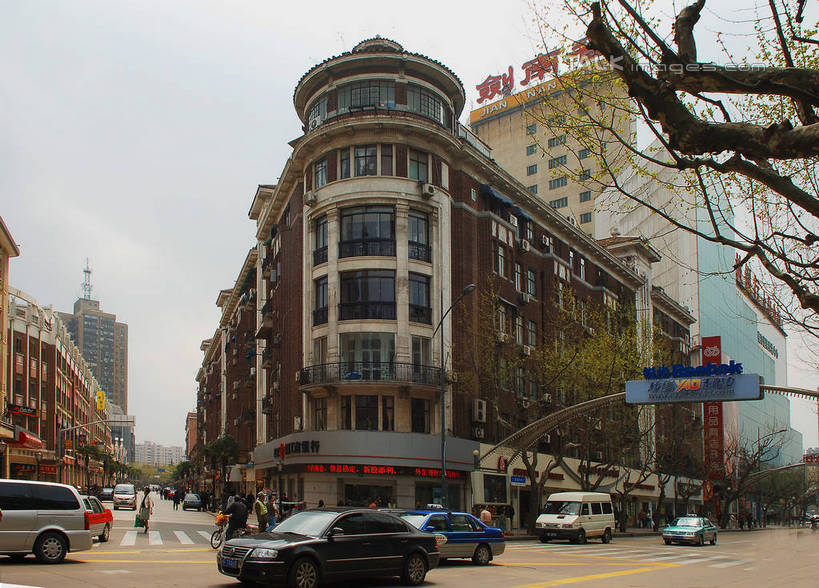 无人,高楼大厦,横图,室外,白天,仰视,度假,安全,美景,植物,城市风光,标志建筑,城市,大厦,道路,地标,建筑,路,摩天大楼,人行横道,公路,汽车,上海,中国,亚洲,景观,红绿灯,人行道,分界线,停车线,信号灯,交通,娱乐,建设,车,树,树木,绿色,天空,自然,交通工具,轿车,天,享受,休闲,景色,放松,警示,生长,成长,车行道,车行道分界线,淮海路,申,提示,载具,标线,人行横道线,流通,卢湾区,东亚,车行线,淮海中路,上海市,交通信号灯,行人信号灯,中华人民共和国,沪,华东地区,斑马线,马路,彩图,低角度拍摄,大楼,高层建筑,高楼,摩天楼,雁荡路,永业大楼,shgcy1