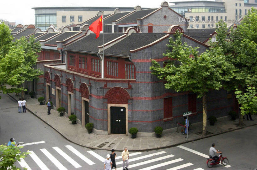 东方人,走,横图,俯视,室外,白天,旅游,度假,名胜古迹,标志建筑,道路,地标,建筑,路,人行横道,公路,旗帜,国旗,上海,中国,亚洲,行人,游客,游人,阴影,服装,遗迹,光线,影子,人行道,交通,许多人,休闲装,黄种人,古迹,文物,娱乐,建设,古建筑,五星红旗,路人,旅客,衣服,天空,阳光,天,一群人,享受,休闲,休闲服,旅游胜地,放松,服饰,申,人行横道线,黄浦区,中国国旗,古文明,东亚,黄陂南路,中共一大会址,上海市,中华人民共和国,沪,华东地区,过客,男人,男性,年轻男性,年轻女性,女人,女性,亚洲人,旗,斑马线,马路,步行,散步,走路,半身,彩图,高角度拍摄,红地五星旗,中华人民共和国国旗,中国共产党第一次全国代表大会会址,shgcy1