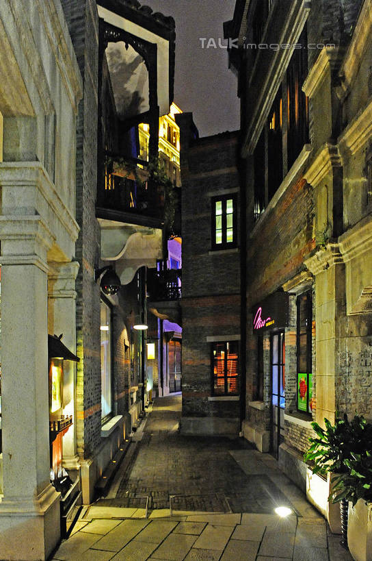 无人,家,竖图,室外,夜晚,正面,旅游,度假,美景,植物,窗户,城市风光,城市,建筑,夜景,上海,中国,亚洲,阴影,光线,盆栽,影子,房屋,墙,屋子,景观,公寓,灯光,盆景,娱乐,建设,洋房,楼房,玻璃窗,墙壁,墙面,住宅,绿色,自然,享受,休闲,景色,放松,生长,成长,新天地,申,卢湾区,东亚,上海市,中华人民共和国,沪,华东地区,上海新天地,彩图,房子,shgcy1