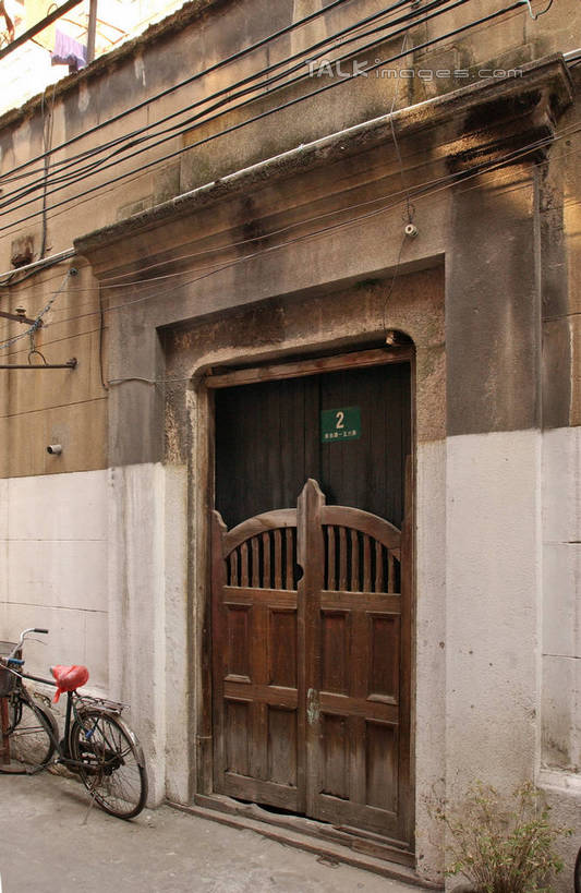 无人,竖图,室外,白天,正面,旅游,度假,名胜古迹,门,标志建筑,地标,建筑,自行车,上海,中国,亚洲,一辆,遗迹,标志,数字,文字,字符,墙,古迹,文物,娱乐,标识,建设,古建筑,墙壁,墙面,车,脚踏车,门框,交通工具,享受,休闲,旅游胜地,放松,阿拉伯数字,申,载具,卢湾区,古文明,东亚,东台路,上海市,中华人民共和国,沪,华东地区,彩图,shgcy1