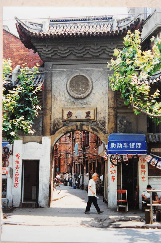 东方人,一个人,走,竖图,室外,白天,正面,旅游,度假,名胜古迹,植物,门,标志建筑,地标,建筑,上海,中国,亚洲,仅一个男性,仅一个人,阴影,服装,遗迹,光线,影子,墙,拱门,休闲装,黄种人,古迹,文物,娱乐,建设,古建筑,墙壁,墙面,树,树木,衣服,绿色,阳光,自然,门框,仅一个老年男性,享受,休闲,休闲服,旅游胜地,放松,服饰,生长,成长,陕西南路,申,卢湾区,古文明,东亚,步高里,上海市,中华人民共和国,沪,华东地区,老年男性,男人,男性,亚洲人,步行,散步,走路,彩图,全身,建国西路,shgcy1