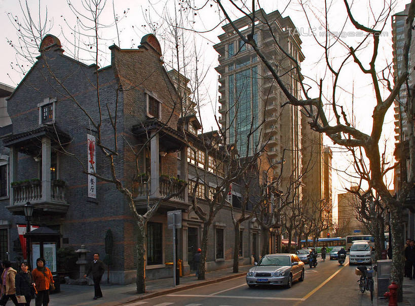 东方人,高楼大厦,走,横图,室外,白天,仰视,旅游,度假,名胜古迹,植物,标志建筑,大厦,道路,地标,建筑,路,摩天大楼,公路,汽车,上海,中国,亚洲,行人,游客,游人,阴影,服装,遗迹,光线,影子,分界线,停车线,交通,许多人,休闲装,黄种人,古迹,文物,娱乐,建设,古建筑,路人,旅客,车,树,树木,衣服,绿色,天空,阳光,自然,楼宇,交通工具,轿车,天,一群人,享受,休闲,休闲服,旅游胜地,放松,服饰,生长,成长,陕西南路,车行道,车行道分界线,申,载具,标线,卢湾区,古文明,东亚,车行线,步高里,上海市,中华人民共和国,沪,华东地区,过客,男人,男性,年轻男性,年轻女性,女人,女性,亚洲人,马路,步行,散步,走路,半身,彩图,低角度拍摄,大楼,高层建筑,高楼,摩天楼,建国西路,shgcy1