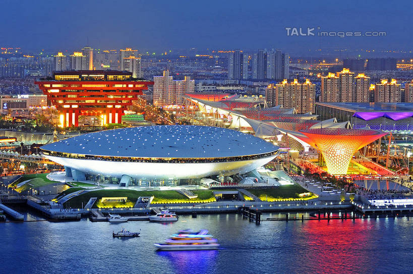 无人,高楼大厦,横图,俯视,航拍,彩色,室外,夜晚,度假,河流,美景,水,城市风光,标志建筑,城市,大厦,地标,建筑,轮船,摩天大楼,霓虹灯,夜景,船,上海,中国,亚洲,阴影,波纹,飞溅,溅,光线,液体,影子,河水,景观,水滴,水流,灯光,七彩,娱乐,光源,建设,霓虹,灯,水珠,水纹,船尾波,交通工具,波浪,享受,休闲,世博文化中心,主题馆,世博中心,世博主题馆,上海世博馆,世博馆,世博轴,中国国家馆,上海世博会,世博,世博会,景色,放松,申,照明设备,鸟瞰,喷洒,载具,中国馆,东亚,世博园,上海市,中华人民共和国,沪,华东地区,氖灯,彩图,高角度拍摄,大楼,高层建筑,高楼,摩天楼,shgcy1